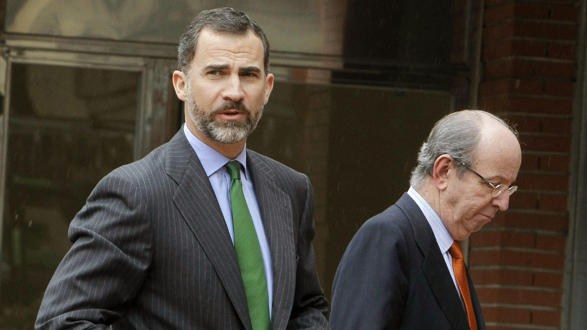 El entonces Príncipe Felipe y Rafael Spottorno, en marzo de 2013, en la puerta de la Clínica de La Milagrosa de Madrid, tras visitar a Juan Carlos I, operado de una hernia discal.