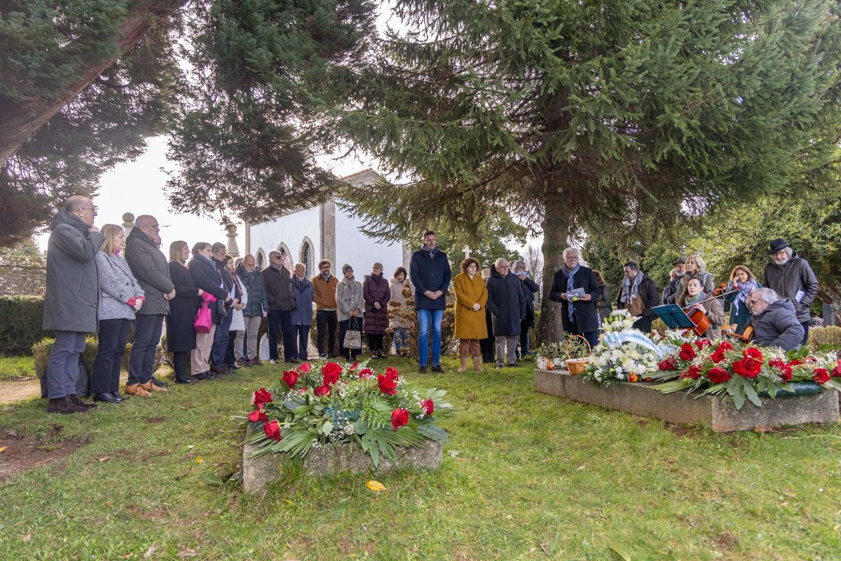 Ofrenda floral a Isaac Díaz Pardo e ofrenda en lembranza de Ramón María del Valle-Inclán