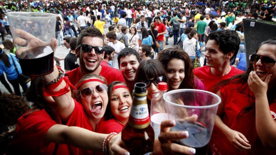 Jóvenes universitarios en un botellón celebrado en Tarongers, en mayo del año pasado.