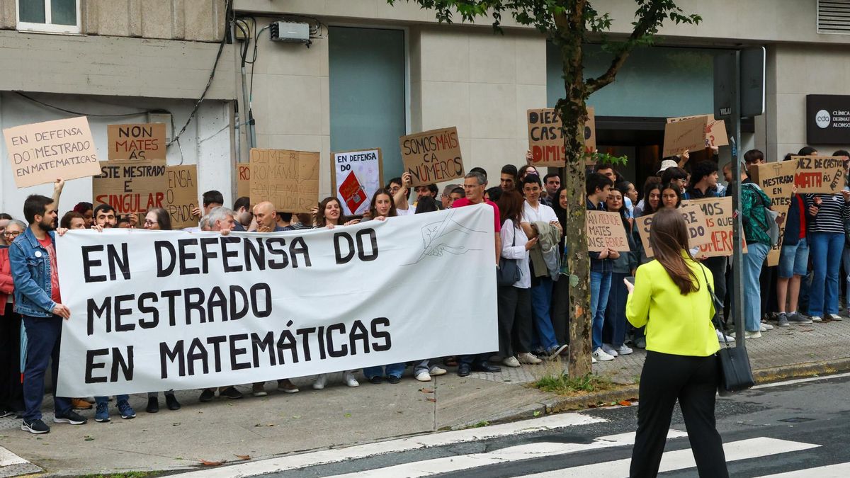 Protesta ante el Parlamento gallego para recuperar el máster de Matemáticas en la USC.