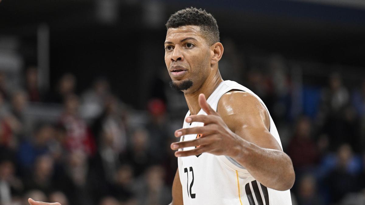 Milan (Italy), 16/12/2025.- Real Madrid’s Walter Tavares reacts during the Euroleague basketball match between EA7 Emporio Armani and Real Madrid in Milan, Italy, 16 December 2025. (Baloncesto, Euroliga, Italia) EFE/EPA/DANIEL DAL ZENNARO