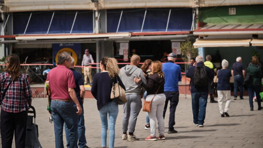 Colas para entrar en el mercado de La Laguna.