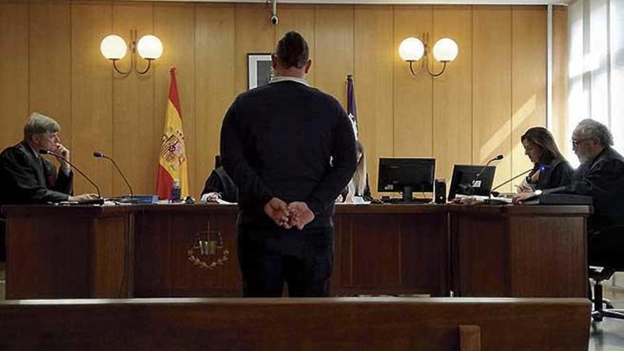 El joven acusado, de 22 aÃ±os, reconociÃ³ los hechos ayer en un juzgado de lo penal de Palma.