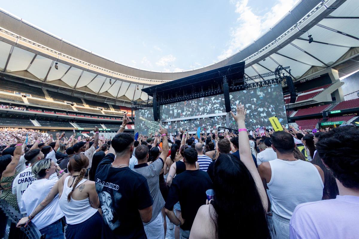El público jalea a Rels B durante su concierto en el Metropolitano el 4 de julio de 2026.