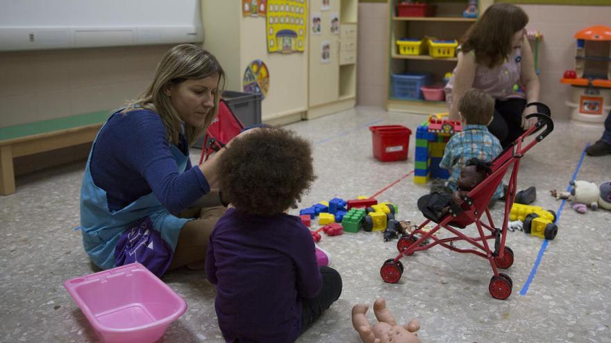 Las aulas piloto de Infantil 2 años si que cuentan con una educadora que apoya a la maestra.