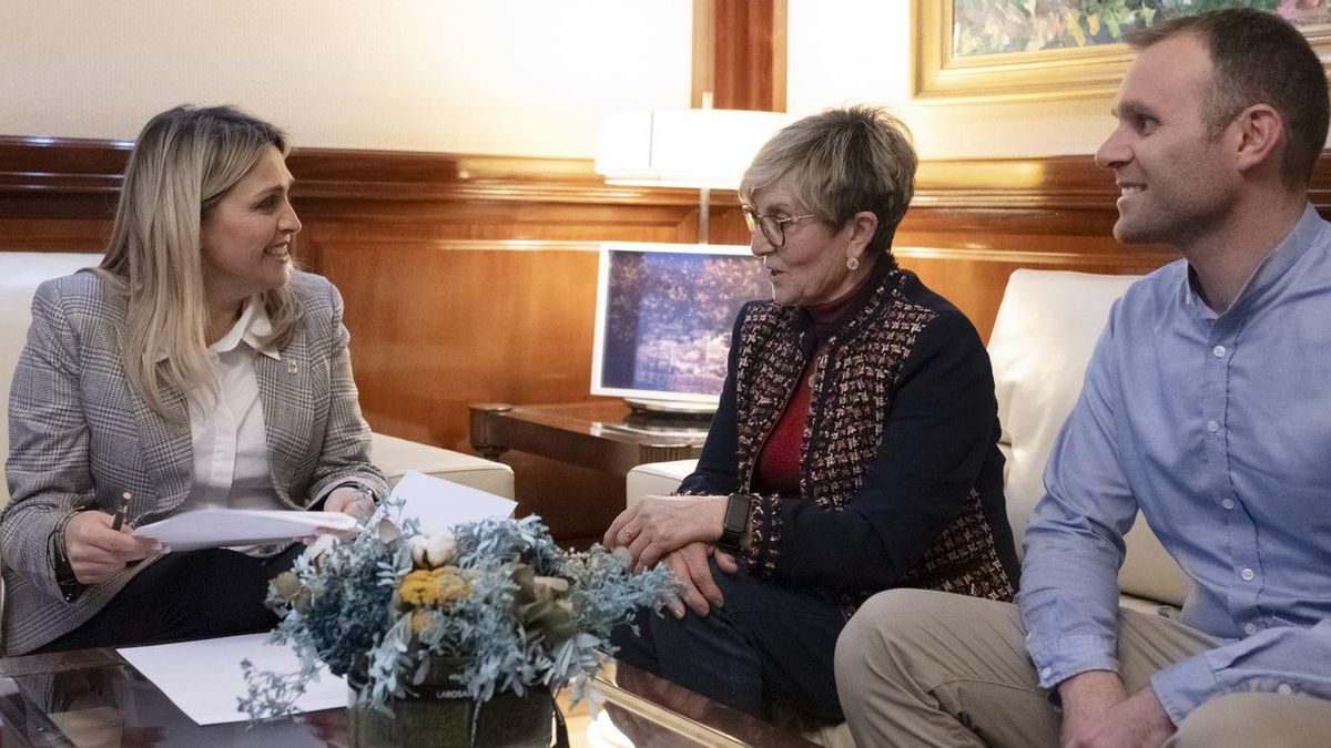 La presidenta de la Diputación, Marta Barrachina, durante una reunión con la alcaldesa de Pina de Montalgrao, María Ángeles Murria.