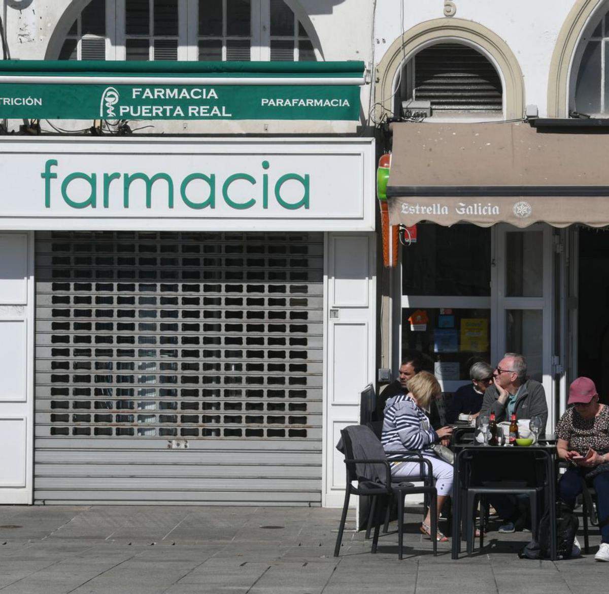 Farmacia de La Marina, ya cerrada. | Carlos Pardellas