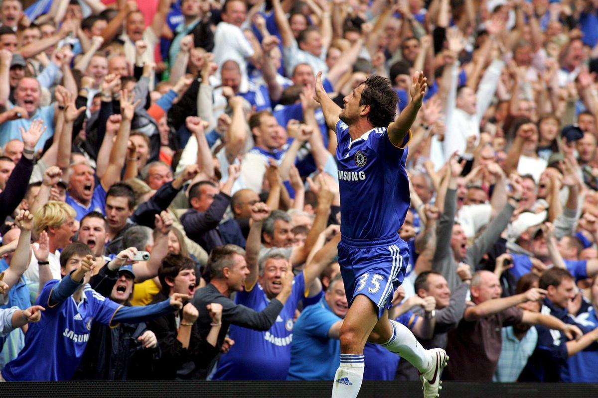 Juliano Belletti celebra un gol con el Chelsea