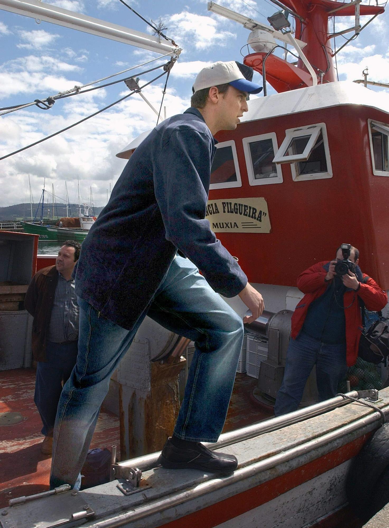 Gasol en un barco pesquero durante su visita a Muxía por la catástrofe del Prestige.