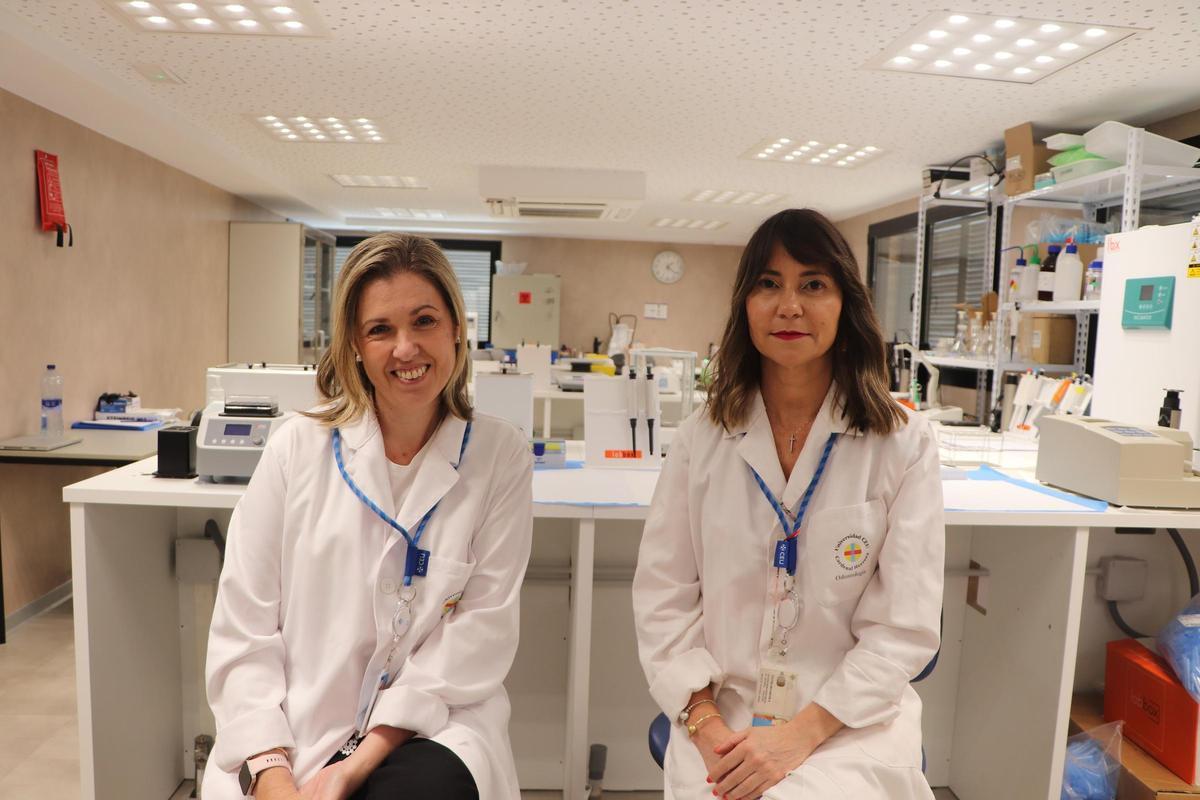 Vanesa Escudero y Esther Mancheño, en un laboratorio de la CEU UCH en Elche
