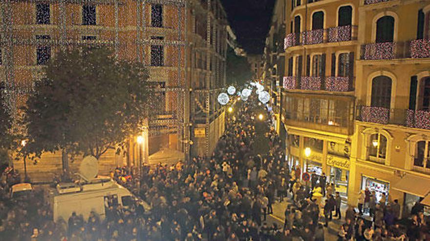 La Navidad se ha vuelto más oscura por exigencia de ahorro.