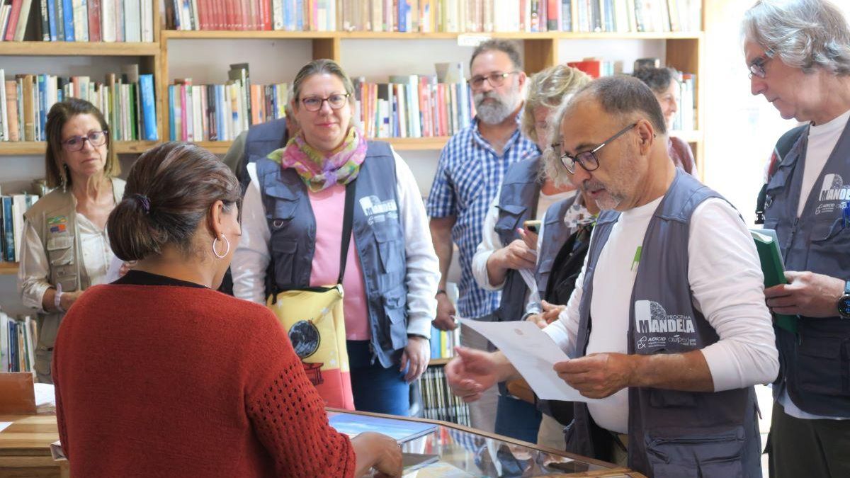 El autor durante la  entrega de unos libros en la Biblioteca de Mindolé, en Ecuador, ejemplares donados por el Ayuntamiento de Cáceres.