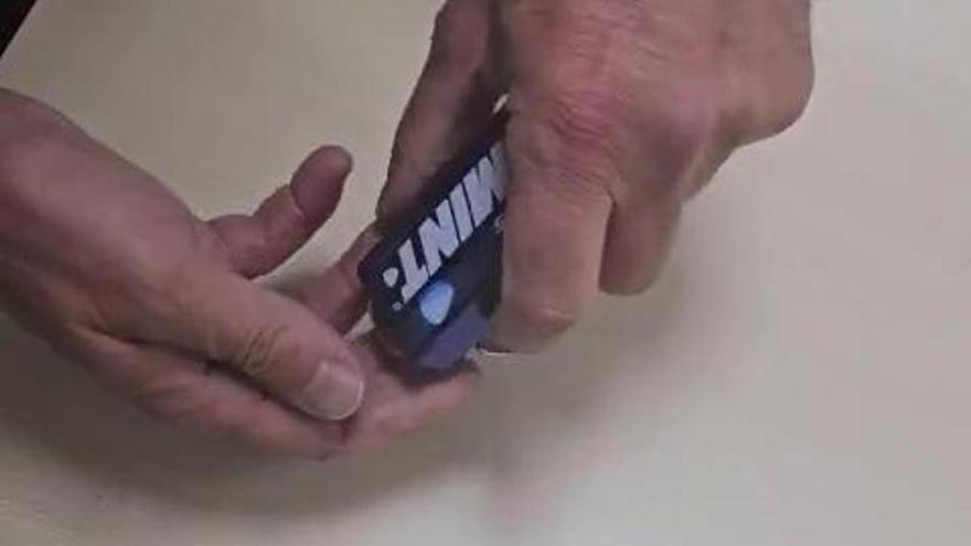 Amagava metamfetamina en una caixa de caramels
