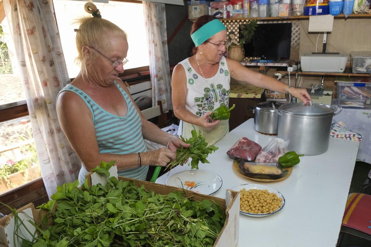 Los romeros tradicionales guardan la rama que bailarán mañana