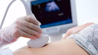 Una ecografía al final del embarazo puede reducir complicaciones, según un estudio