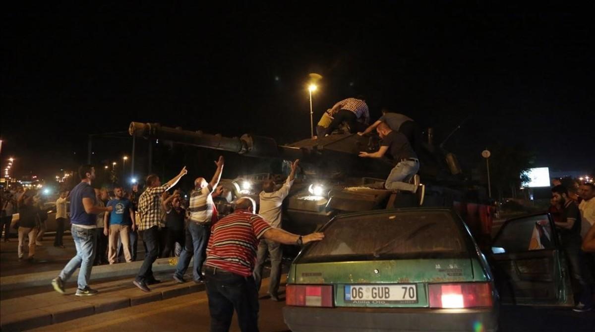 Ciudadanos turcos intentan impedir el avande de los tanque en Ankara.