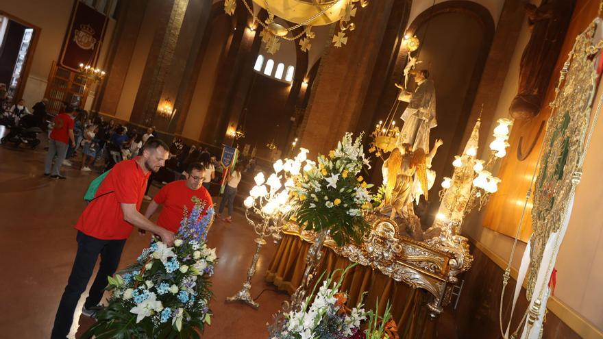 Vila-real ret homenatge al patró amb milers de flors en la popular ofrena