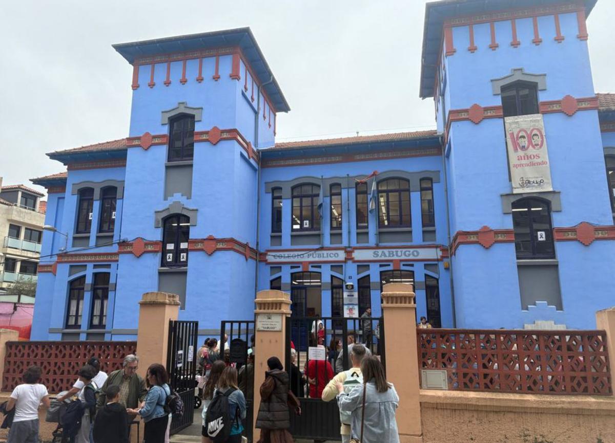 Alumnos, a la puerta del colegio Sabugo de Avilés. |