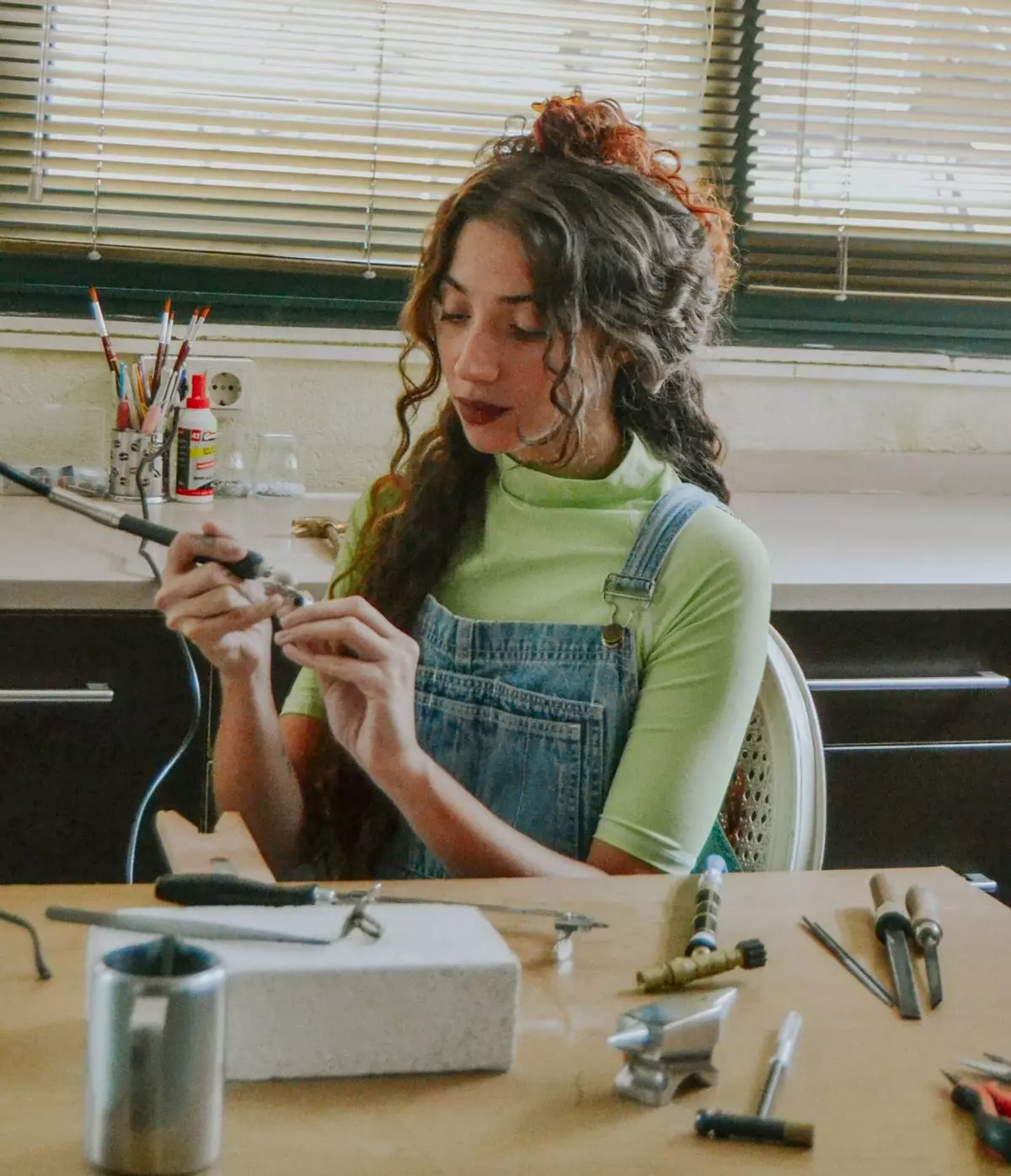 La premio extraordinario de artes plásticas: «Para poder convertirme en joyera oposito a administrativa»