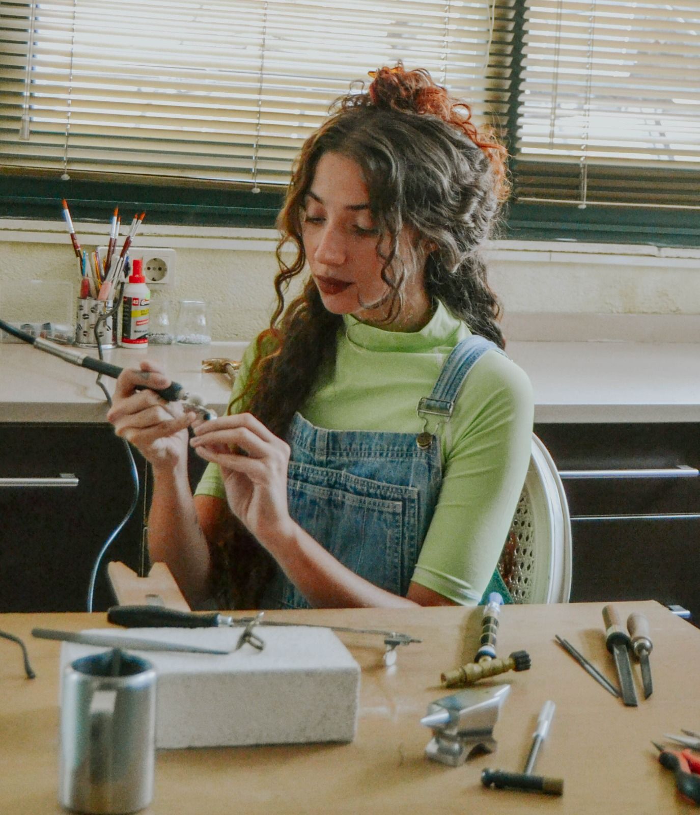 La exalumna de la EASD Mestre Mateo Carlota Cao Boluda trabajando en una pieza de joyería.