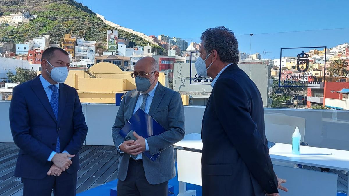 El presidente del Cabildo, Antonio Morales, el consejero de Presidencia, Teodoro Sosa y el decano del Colegio de Arquitectos, Vicente Boissier, reunidos