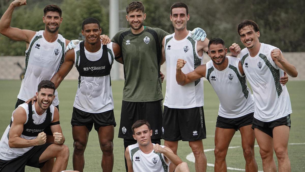 El portero Amir Saipi, ya muy arropado por sus nuevos compañeros.