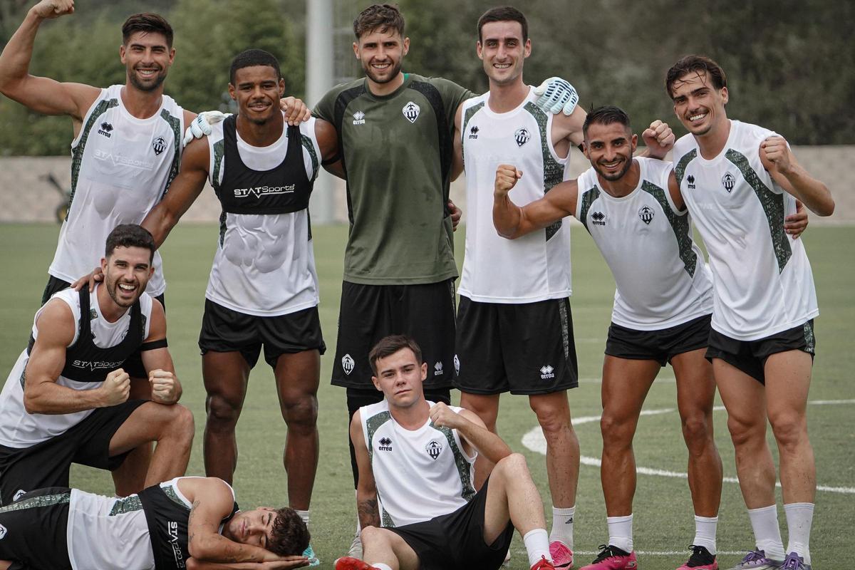 El portero Amir Saipi, ya muy arropado por sus nuevos compañeros.