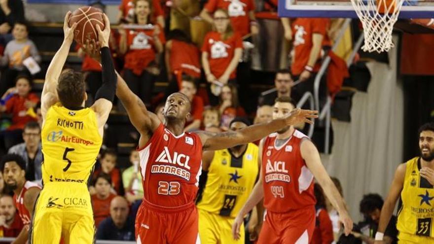 Je&#039;Kel Foster defensa un llançament en el partit contra el Tenerife.