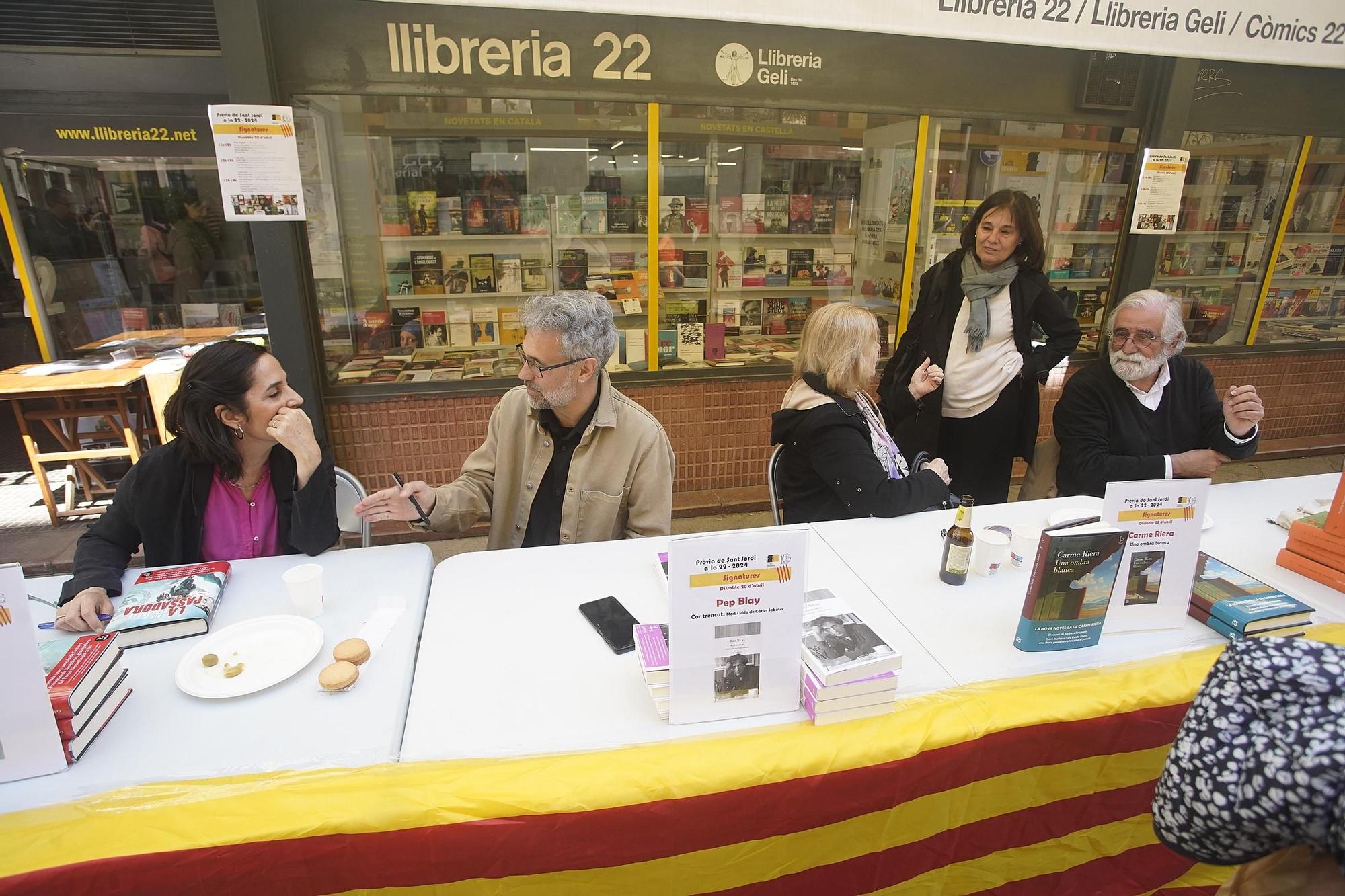 Firma de llibres prèvia a Sant Jordi a la Llibreria 22