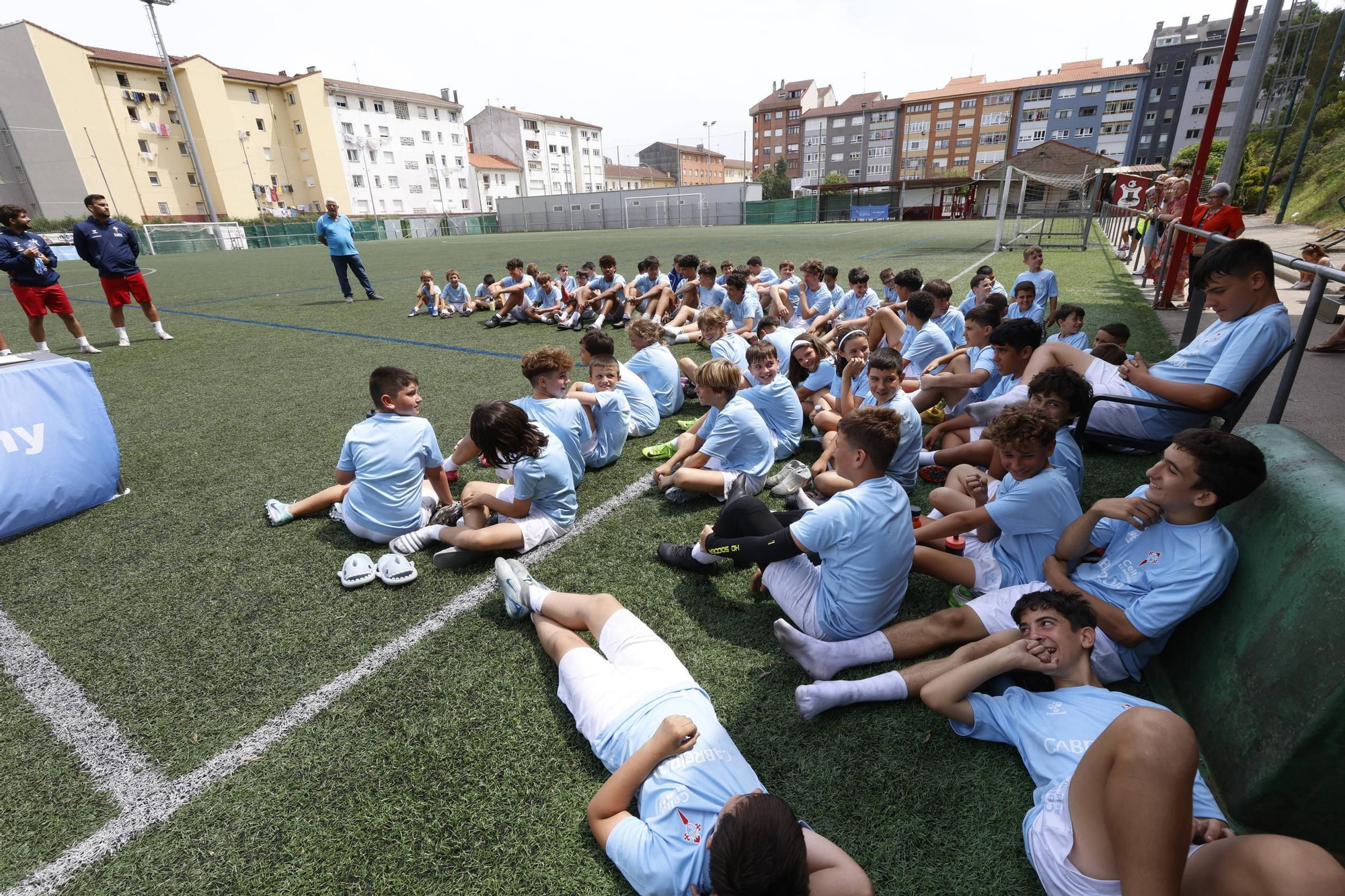 EN IMÁGENES: El campus del Celta de Vigo con los niños del Raíces, en Castrillón