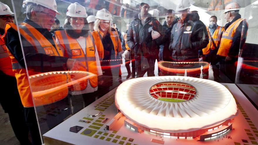 Enrique Cerezo contempla la maqueta del futuro estadio.