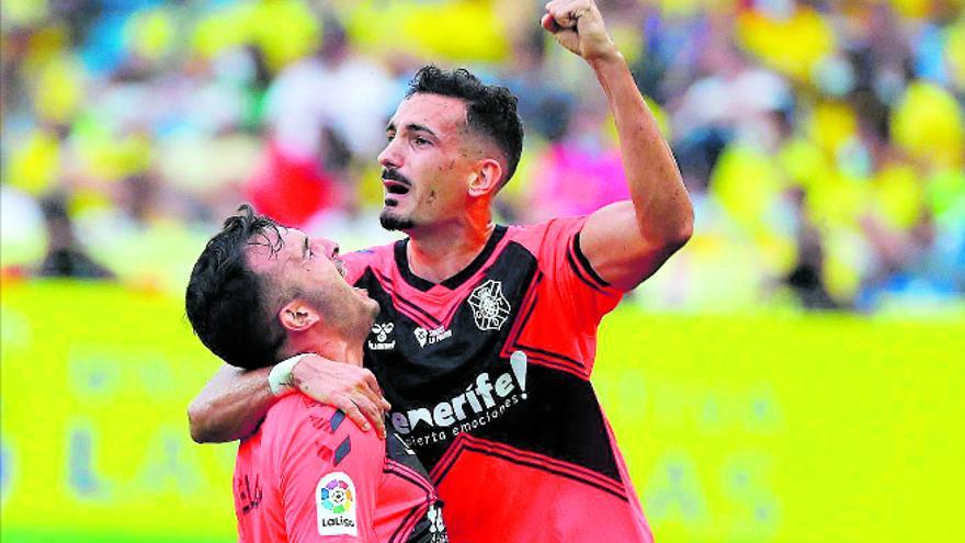 Álex Muñoz y Shaq Moore, felicitando a Elady por su gol en el partido ante la UD Las Palmas.