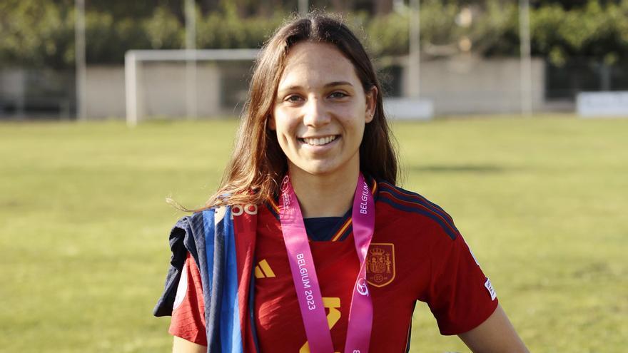 Martina Fernández, al camp de futbol de Borrassà