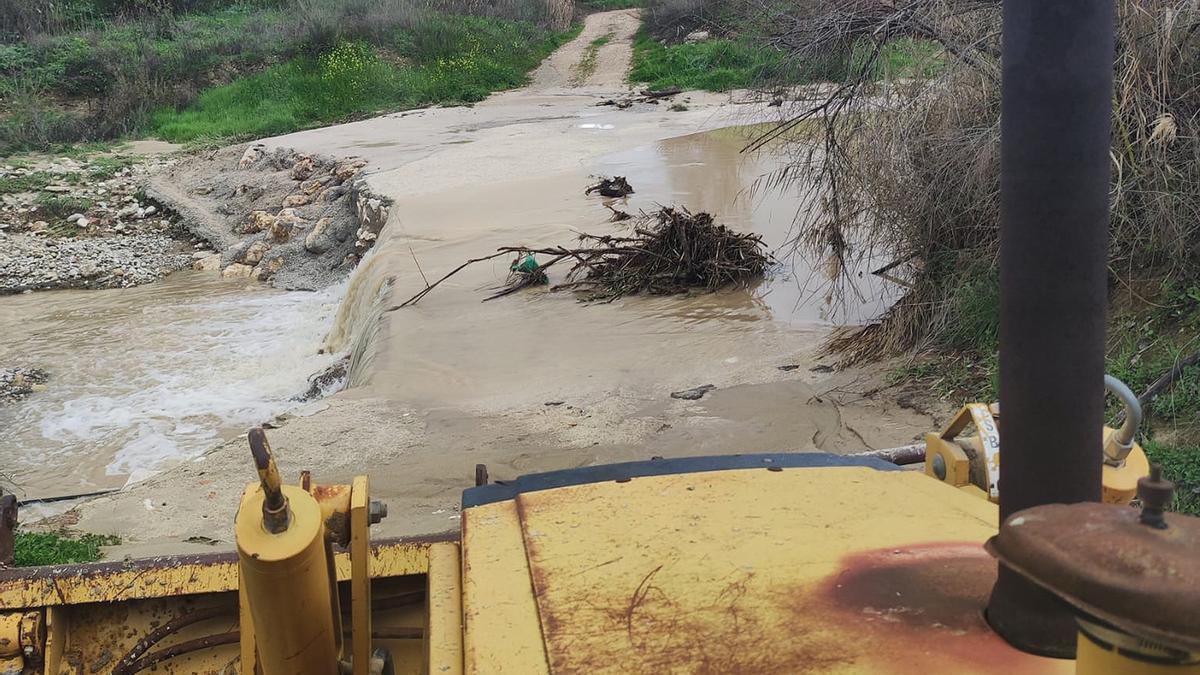 El cauce del río Genilla a su paso por Priego, este martes.
