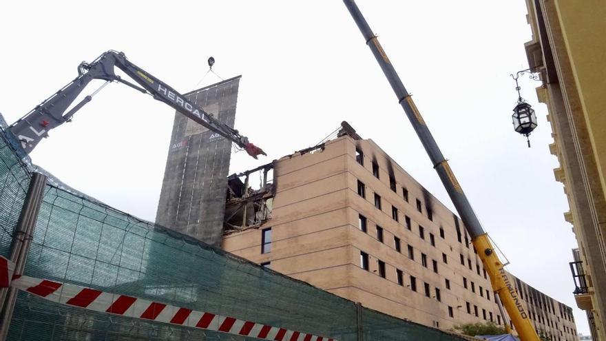 Las máquinas entran en el hotel Ibis de Málaga: comienza su demolición tras el incendio