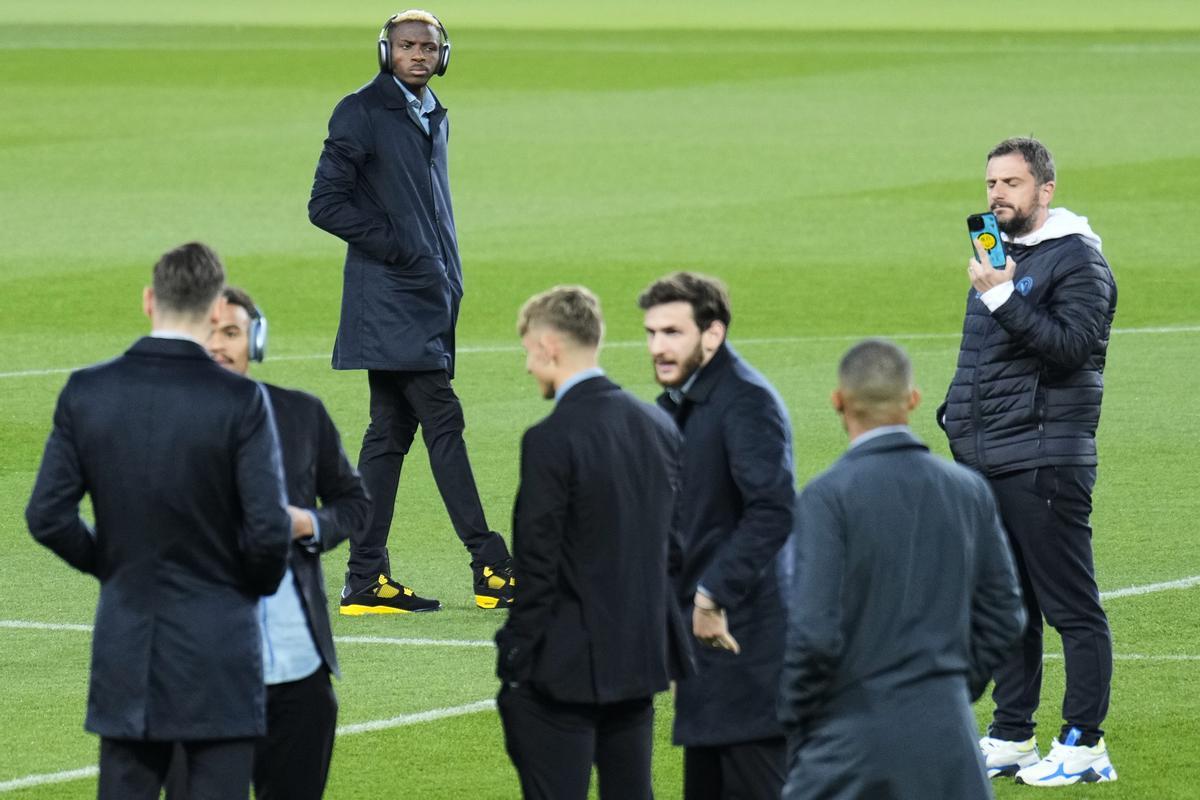 Los jugadores del SSC Napoli inspeccionan el campo del Estadio Olímpico de Montjuic
