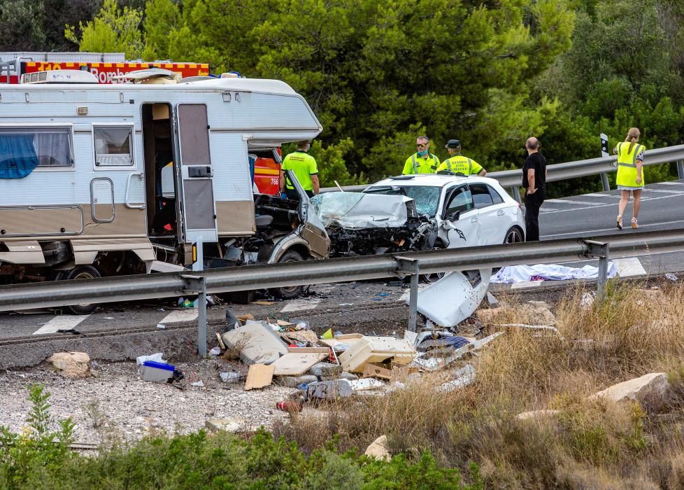 Un coche y una autocaravana han chocado a la altura de la venta Lanuza y la carretera ha sido cortada