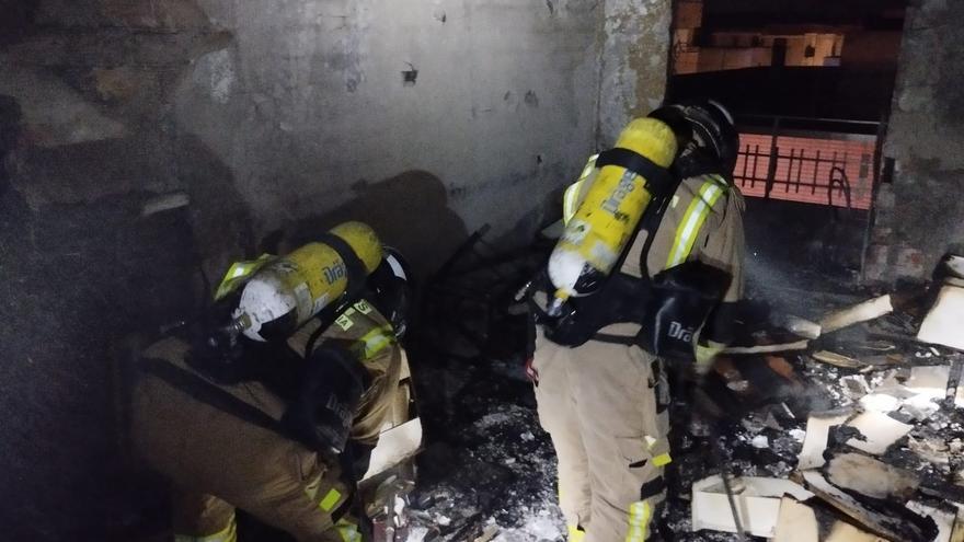 Vecinos de Beniel pierden a su perro en un incendio que ha calcinado su casa