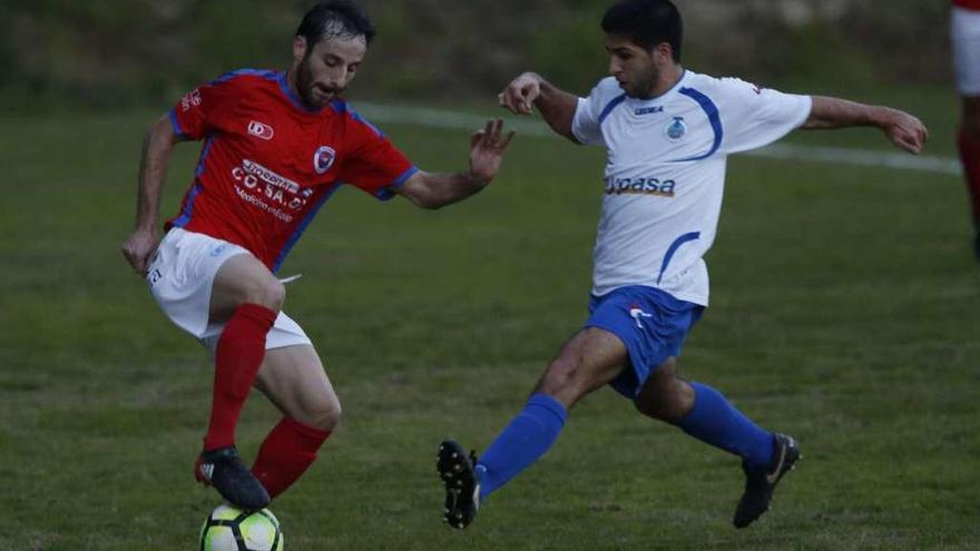 El centrocampista de la UD Ourense Fran Martínez pisa el balón en el partido contra el Gondomar. // R. Grobas