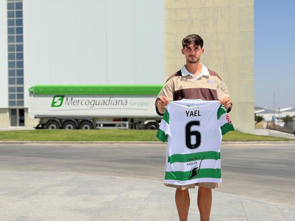 Yael Ballesteros posando con su camiseta.