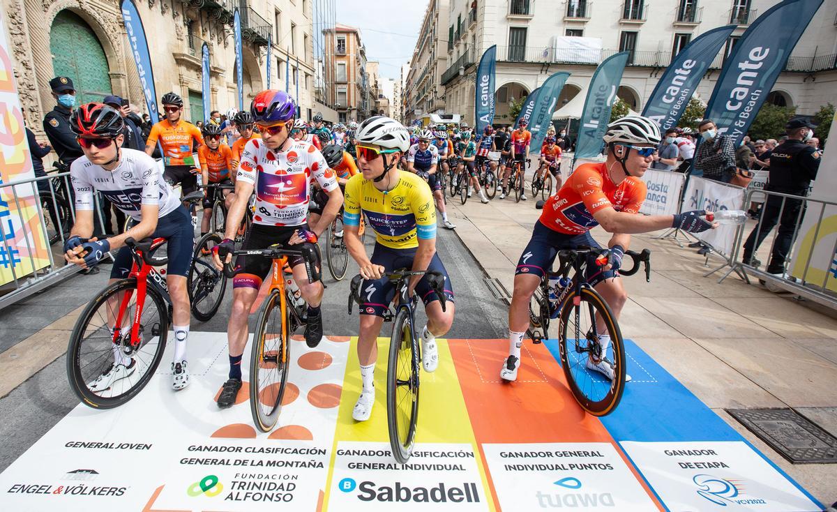 Salida de etapa de la Vuelta Ciclista a la Comunitat desde Alicante