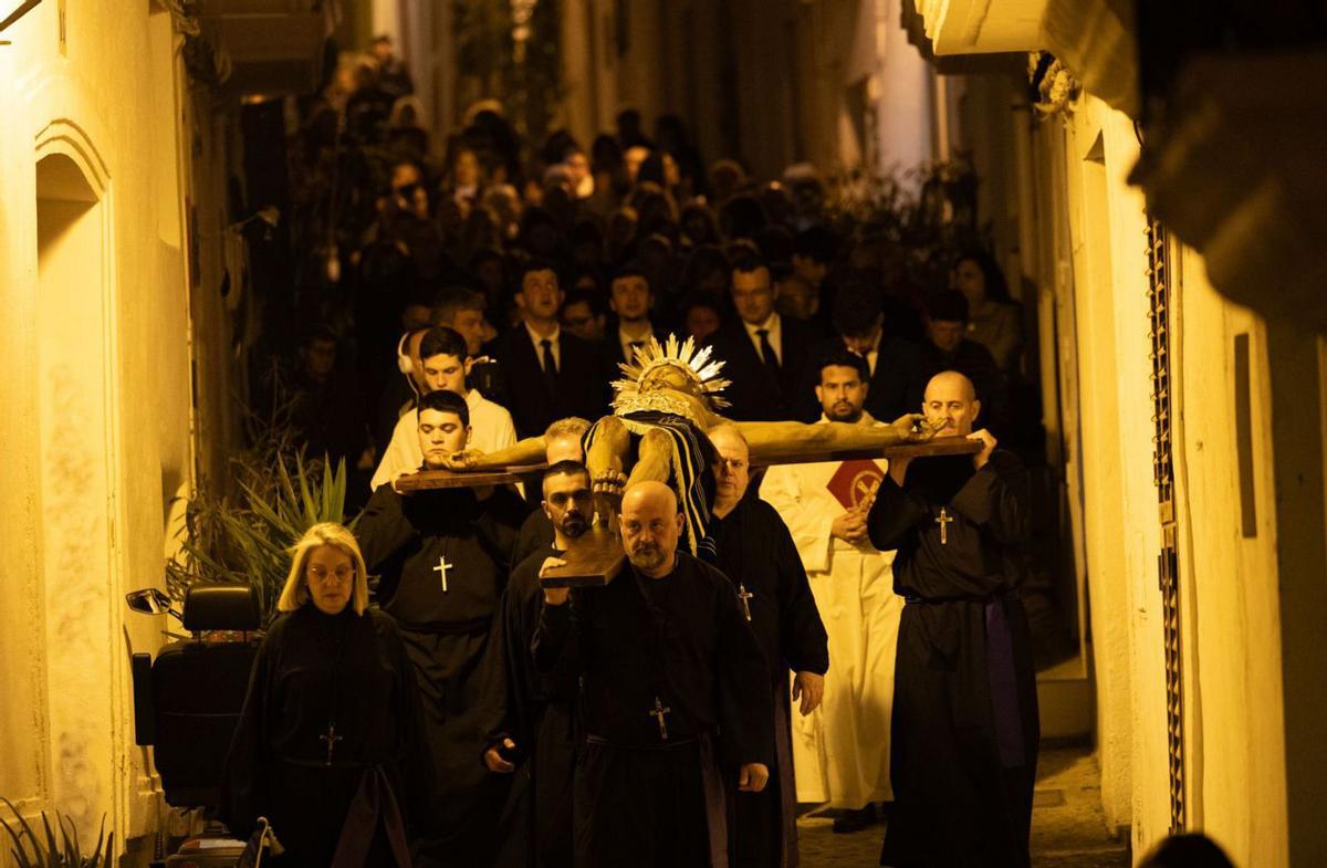 Vía crucis de la cofradía del Santísimo Cristo del Cementerio del pasado mes de marzo. | VICENT MARÍ