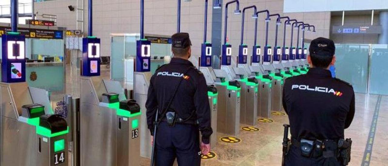 Agentes de la Policía Nacional, en el Aeropuerto de Alicante-Elche. Imagen de archivo.