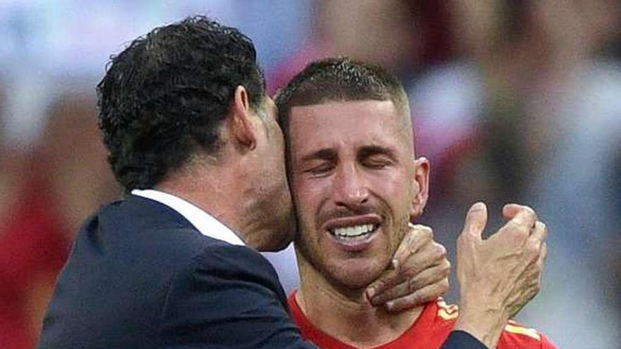 Hierro consuela a Ramos tras el partido.