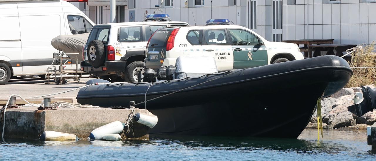 Lancha rápida, de unos 12 metros y con tres motores de 300 CV, incautada a los narcotraficantes que tiraron la droga al mar en el Castor.