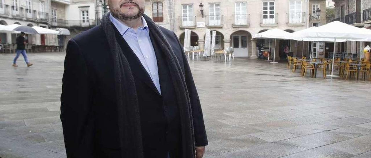 El barítono Luis Cansino, ayer, en la plaza de la Constitución de Vigo. // Alba Villar