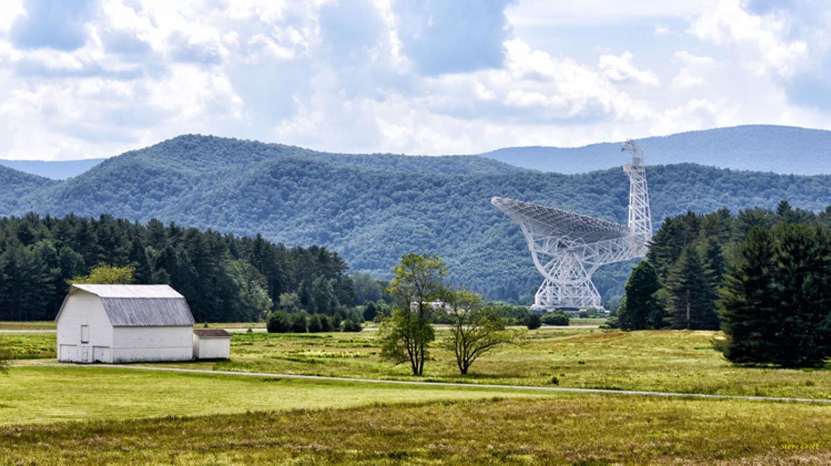 El Telescopio de Green Bank, ubicado en un valle silencioso de radio en West Virginia, es un importante puesto de escucha para Breakthrough Listen.
