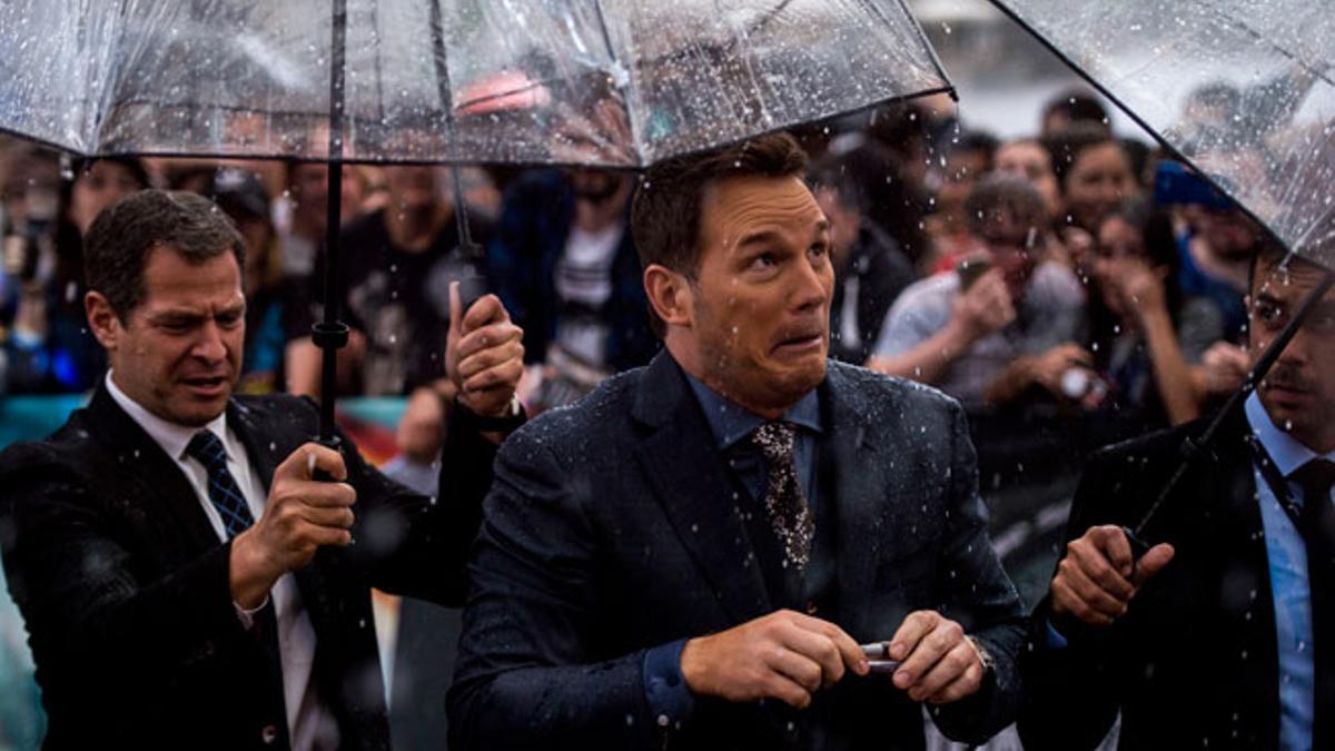 A Chris Pratt le pilló el diluvio universal en Madrid... y sus caras dan para meme