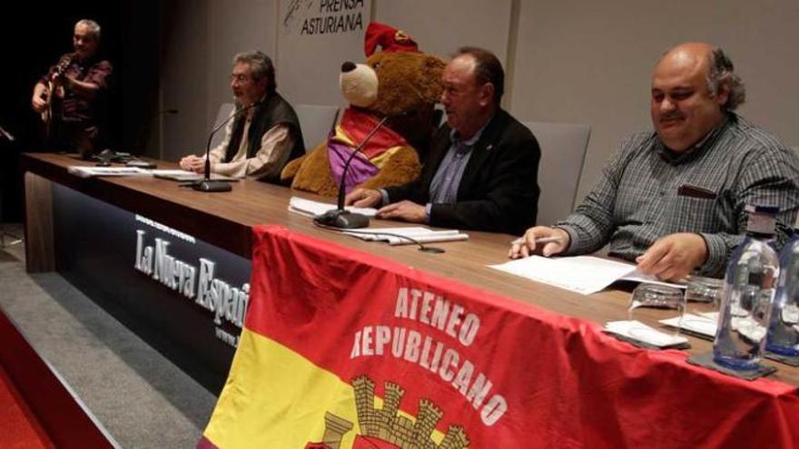 De derecha a izquierda, Ramiro Pinto, Alejandro Villa, el oso Amador del Campo, Miguel Ángel Fernández y el cantautor vaqueiro Rafa Lorenzo.