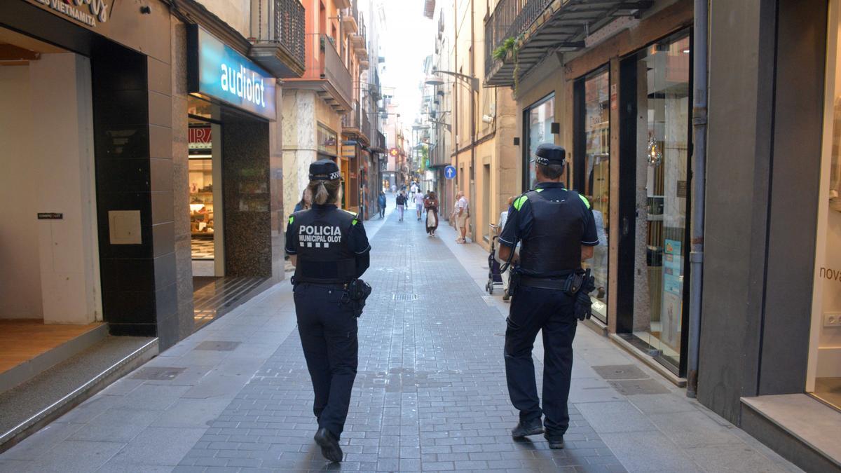 Dos agents de la Policia Municipal d'Olot, en una foto d'arxiu.